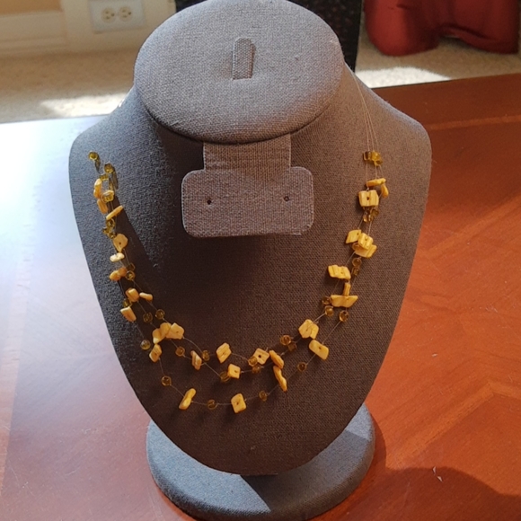 Golden yellow 💛 beaded necklace. - Picture 2 of 6